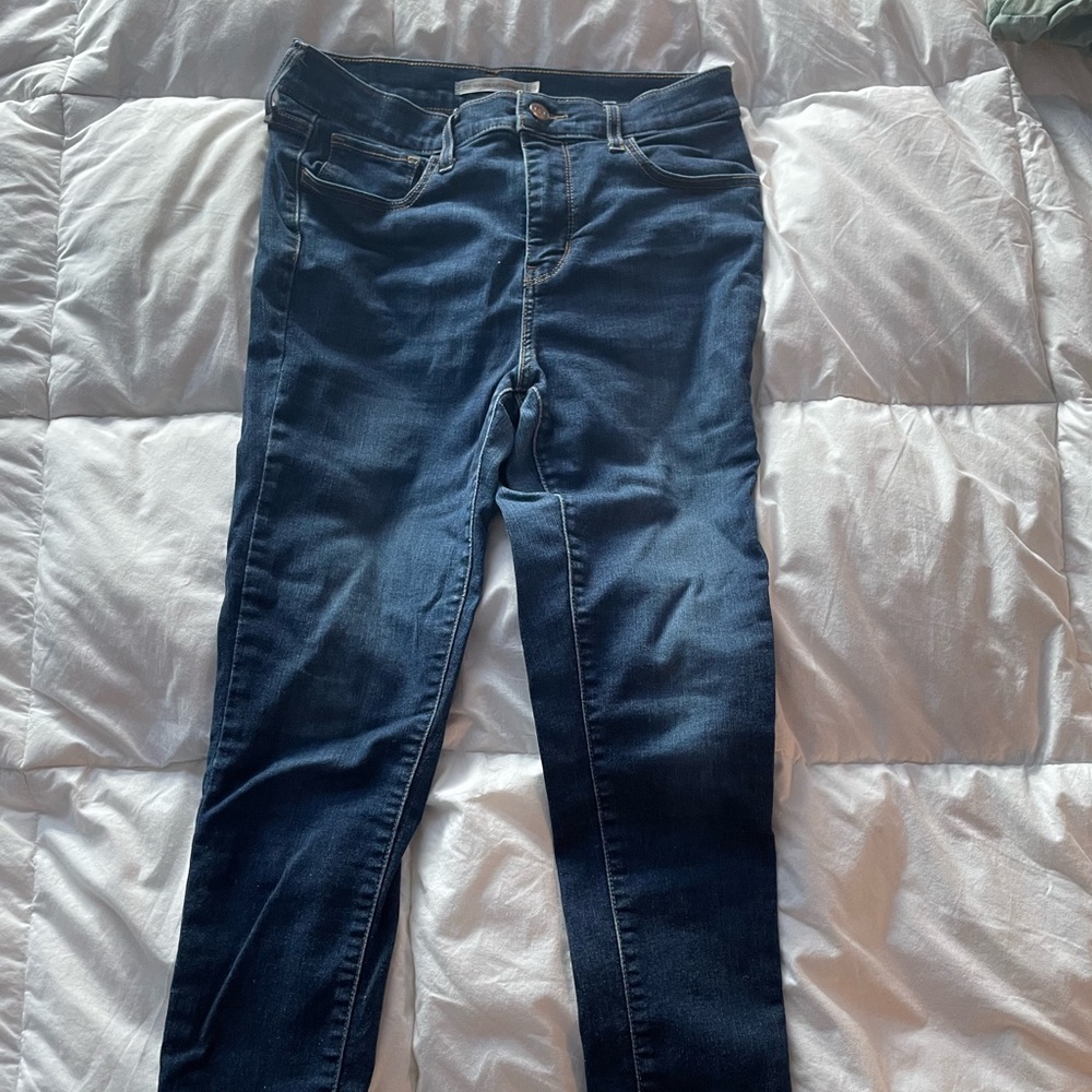 Dark wash high rise Levi skinny jeans
